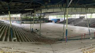 Hier wurden große Eishockey-Partys gefeiert – doch mittlerweile wirkt das alte Eisstadion im Friedrichspark heruntergekommen.