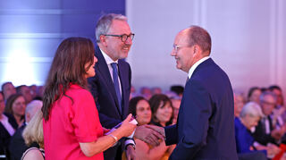 Oberbürgermeister Peter Kurz und seine Frau Daniela Franz im Gespräch mit Nachfolger Christian Specht.