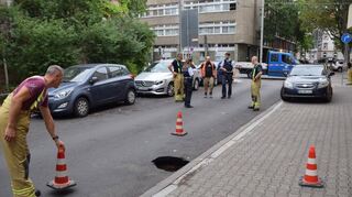 Unterspülung der Straße durch einen Wasserrohrbruch: In E 6 musste wegen eines Lochs die Straße gesperrt werden.