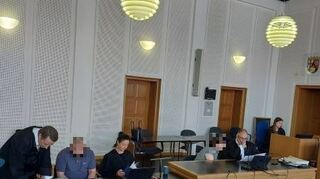 Die angeklagten Eltern mit ihren Verteidigern.