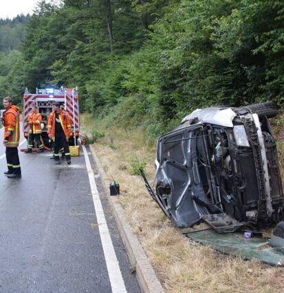 Das Auto überschlug sich mehrfach und blieb im Graben liegen.