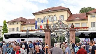 Edingen-Neckarhausen. Neckarhausen/Schloss/Schläfer-Halle. 55 Jahre Partnerschaft Edingen-Neckarhausen/Plouguerneau.

Ankunft von 220 Gäste aus Plouguerneau
ERÖFFNUNG DER AUSSTELLUNG: 55 JAHRE PARTNERSCHAFT  BEITRAG ZUM FRIEDEN IN EUROPA in der 
Eduard-Schläfer-Halle in Neckarhausen.

Im Bild: Sie sind da! Die Busse fahren vor, eine Tröte erklingt. Die Gäste müssen sich registrieren, sich für Veranstaltungen und Ausflüge anmelden und können dabei durch die Ausstellung in der Halle schlendern und in Erinnerungen schwelgen 

Bild: Christoph Bluethner, www.bluethnerbilder.de