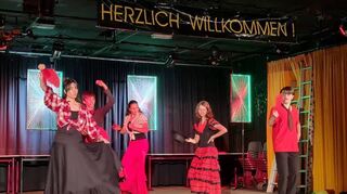 Die Flamenco-AG begrüßte die Gäste des Schulfests mit ihren Tänzen.