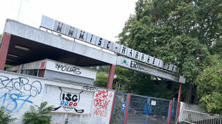 Ein echter Lost Place in Mannheim: Das Eisstadion im Friedrichspark.