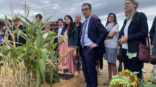 Auch wenn er nicht so aussieht: Der Weltacker gefällt Cem Özdemir (vorn).