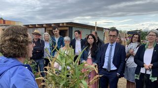 Weltacker-Organisatorin Gabriele Radeke erklärt Agrarminister Cem Özdemir (mit Krawatte) das Projekt.