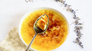 Bei allem wo Vanille verwendet wird, kann sie laut Aurélie Bastian 1:1 durch Lavendel ersetzt werden, etwa bei einer Crème brûlée. Lavendelblüten dürfen dann bei der Deko natürlich nicht fehlen.