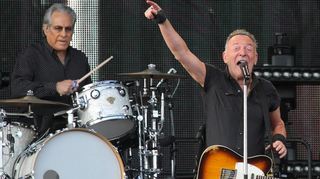 Eine emotionale Achterbahnfahrt auf dem Hockenheimring: Bruce Springsteen. Im Hintergrund Schlagzeuger Max Weinberg.