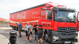 Auch die Coca-Cola-Lkw hatten ihre Türen geöffnet.