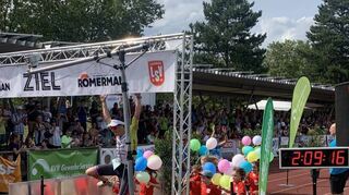 Mit einem Sprung über die Ziellinie beendete der frühere Ironman Weltmeister Sebastian Kienle den RömerMan auf Platz drei.