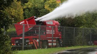 8000 Liter Wasser pro Minute kann der Turbolöscher auf einen Brandherd schießen – hier demonstriert bei einer Übung am Mannheimer Großkraftwerk 2016.