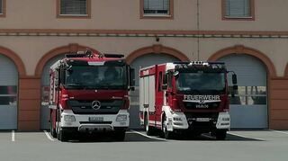 Zwei Feuerwehrfahrzeuge vor der Feuerwache Süd der BASF, die 100 Jahre alt ist.