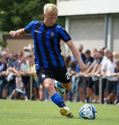 Per Lockl überzeugte beim Test gegen die SV Elversberg auch mit einigen öffnenden Pässen.