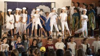 Klimaschutz im Mittelpunkt: Der Chor der Goetheschule begeisterte mit dem Musical „Pablo, der kleine Regentropfen“ sein junges Publikum.