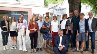 Späte Genugtuung: Großfamilie Rufer vor dem Schild, das fortan Georg Rufer ehrt.