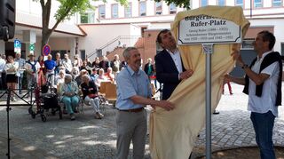 Bürgermeister Christoph Oeldorf (M.) weiht mit den Enkeln des Namenspaten, Thomas und Matthias Rufer (r.), den Bürgermeister-Rufer-Platz ein.