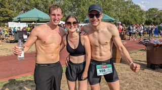 Das Staffelteam MoNiVa mit Valentin Wiest (v.l.), seiner Cousine Mona Wiest (Schwimmen) und Niklas Merrem (Rad) belegt einen Platz im Mittelfeld.