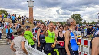 Norbert Kochendörfer winkt beim Schiffsaufstieg, und Staffelschwimmerin Mona Wiest (r. daneben) lacht zwar, doch ist sie aufgeregt vor ihrem ersten Start.