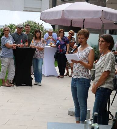 Ines Steyrleuthner (r.) und Janina Otte begrüßen die Gäste.