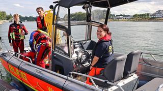 Ein im Wasser treibender junger Mann (Alexander Stenacker) wird aus dem Wasser gerettet. Im Boot der DLRG Mannheim Nicole Aichele, Jonas Hinkeldey und Johannes Böhrer.