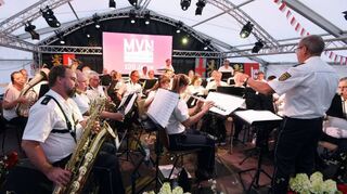 Das Polizeimusikkorps Mannheim überzeugt mit einem breiten Repertoire und seinem Dirigenten Wolfgang Rothenheber (r.).