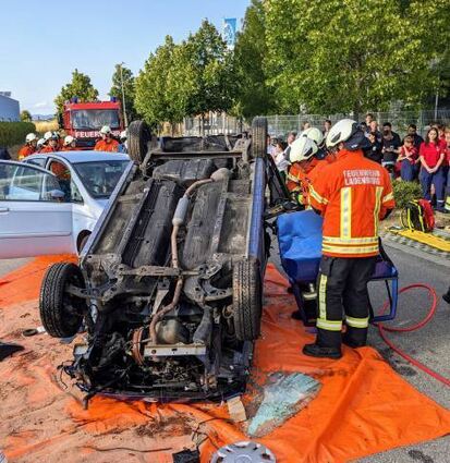 Mit der Hydraulikschere entfernt die Feuerwehr eine Tür.