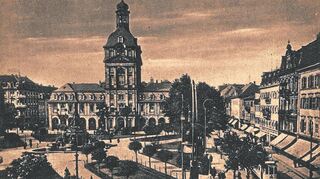 Paradeplatz mit Altem Kaufhaus auf einer Postkarte vom Beginn des 20. Jahrhunderts.