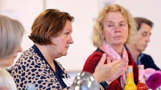 Kultusministerin Theresa Schopper (l.) im Oktober 2022 beim Besuch des Eugen-Neter-Förderzentrums, hier mit Rektorin Silvia Challal.