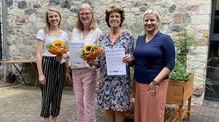 Für 25-jährige Mitgliedschaft ehrten Angelina Mandel (l.) und Eva Weidner (r.) Bettina Engelke (2.v.l.) und Ursula Bauer-Disson.