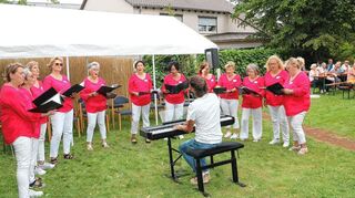Die Swinging Roses des GV Cäcilia/Sängerrose traten beim Sommerfest des MGV 1840 im Pfarrgarten der Lutherkirche auf.