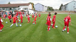 Einweihung des Kleinspielfeldes beim Sport-Club Rot-Weiß in Rheinau-Süd: Die Kinder nehmen ihren neuen Platz begeistert in Beschlag.