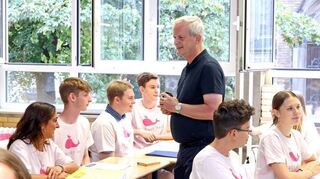 Dieter Schwab erläutert den Schülern die Ergebnisse des Projekts.