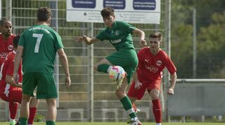 Ein sehr intensives Spiel erwartete den Landesligisten TSV Amicita um Paul Kleinert (in grün am Ball) im Verbandspokal gegen Rot-Weiß Rheinau.