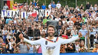 Mann des Tages: Der für den TV Käfertal spielende deutsche Nationalspieler Nick Trinemeier wurde vor, während und nach dem abschließenden Gruppenspiel bei der Faustball WM gegen Italien bejubelt.