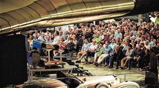 Außergewöhnliche Konzertkulisse: Organist Jean-Baptiste Monnot zwischen Space Shuttle und Oldtimern bei seinem Auftritt an der selbst gebauten Reiseorgel im Technik Museum.