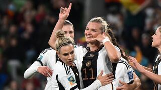 Gleich im ersten Spiel zwei Tore: Alexandra Popp (Mitte) feiert mit ihren Kolleginnen das 2:0 gegen Marokko.