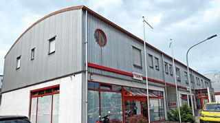 Die Fensterscheiben des ehemaligen Elektro- und Küchengeschäfts EKM in Ludwigshafen sind abgeklebt. Werden die Räume als Moschee genutzt?