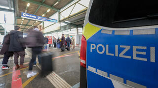Ein Fahrzeug der Polizei steht im Stuttgarter Hauptbahnhof. Die Kriminalität im Nahverkehr in Baden-Württemberg ist nach dem Wegfall der Coronabeschränkungen gestiegen.