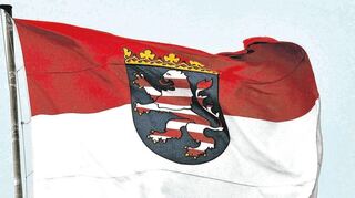 Die Landesflagge auf dem hessischen Landtag in Wiesbaden, aufgenommen am Sonntag (29.08.2010). Hier stellt der künftige Ministerpräsident Bouffier (CDU) am Montag die neuen Minister seines Kabinetts vor, bevor er selbst am Dienstag (31.08.) als Ministerpräsident vereidigt wird. Foto: Boris Roessler dpa/lhe ++ +++ dpa-Bildfunk +++