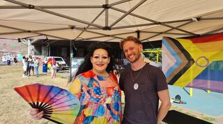 Die Psychologische Lesben- und Schwulenberatung Plus hat das Picknick organisiert. Unser Bild zeigt Moderatorin Davina Lover (li.) und Marc Fischer.