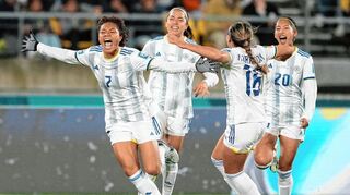 Kopfball ins Glück: Philippinens Sarina Bolden nach ihrem goldenen Tor.
