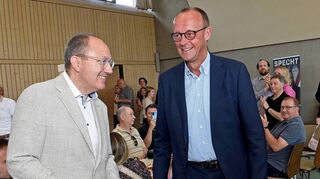 CDU-Chef Friedrich Merz (r.) kümmert sich auch um Wahlen auf kommunaler Ebene, wie hier im Juni in Mannheim im Oberbürgermeister-Wahlkampf für CDU-Kandidat Christian Specht.