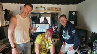 Hofft mit dem Schlager „Prinz Charming“ auf die große Liebe: Manuel Flickinger (l.) mit den Produzenten Franco Ferraro (M.) und Kay Dörfel (r).