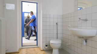 Viel zu tun ist noch, bis die Patienten im Faulen Pelz einziehen können: Maler streichen die Wände, während an anderer Stelle geputzt wird. Ab August wird der „Faule Pelz“ im Maßregelvollzug genutzt.