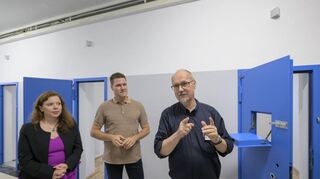 Erklären den Stand der Arbeiten im ehemaligen Gefängnis: Leonie Dirks (v.l.), Michael Eichhorst und Matthias Wagner in einem fast fertigen Zellentrakt.