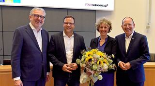 Stühlerücken an der Stadtspitze: Peter Kurz (v.l.) geht, Volker Proffen kommt, Diana Pretzell und Christian Specht steigen auf. Der eine oder die andere überspielt mit lachendem Gesicht womöglich Enttäuschung über Wahlergebnisse.