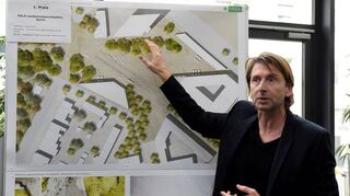 Der Berliner Architekt Jörg Michel bei einer Präsentation seiner Pläne auf dem Lindenhof Ende 2017.