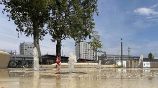 Am Lindenhofplatz soll das neue Fahrradparkhaus gebaut werden. Noch hat sich hinter dem Zaun (im Hintergrund) allerdings nichts getan.