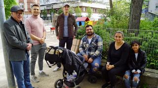 Bei einem Rundgang machen Besucher und Politiker auf das fehlende Grün und das Problem mit Drogenkonsum und Alkoholmissbrauch aufmerksam.