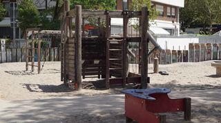 Die Spielgeräte auf dem Swanseaplatz sind veraltet und sollen ersetzt werden. Außerdem sollen verschiedene Bodenbeläge verwendet werden.